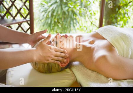 Young woman receiving massage à Ko Samui, Thaïlande Banque D'Images