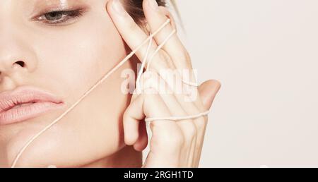 Jeune femme posant avec string Banque D'Images