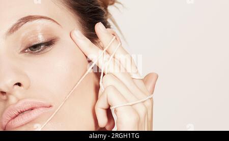 Jeune femme posant avec string Banque D'Images