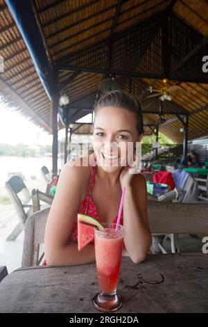 Jeune femme avec watermelon drink Banque D'Images