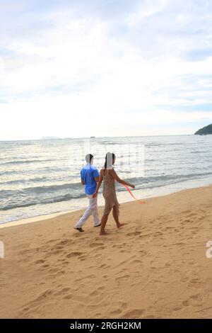 Jeune couple walking on beach Banque D'Images