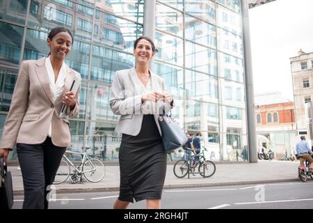 Femmes d'affaires traversant la rue Banque D'Images