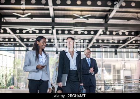 Hommes d'affaires entrant dans le bâtiment Banque D'Images