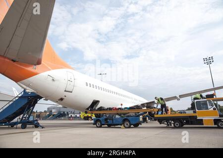 Chargement de bagages dans un avion de passagers Banque D'Images