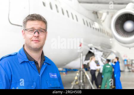 Portrait d'ouvrier masculin dans le hangar d'avion Banque D'Images