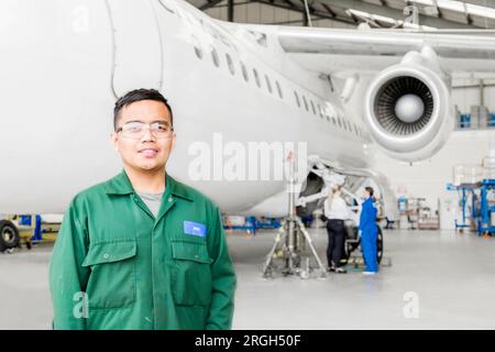 Portrait d'ouvrier masculin dans le hangar d'avion Banque D'Images