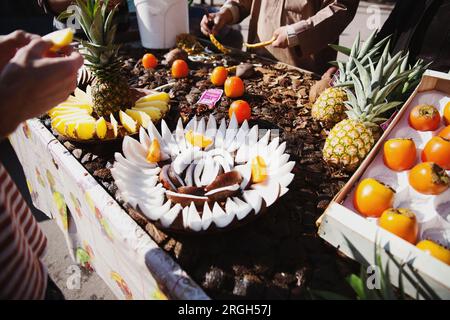 Exposition de noix de coco et d'ananas au stand de fruits Banque D'Images