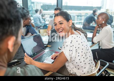 Collègues en utilisant des ordinateurs portables au cours de réunion Banque D'Images