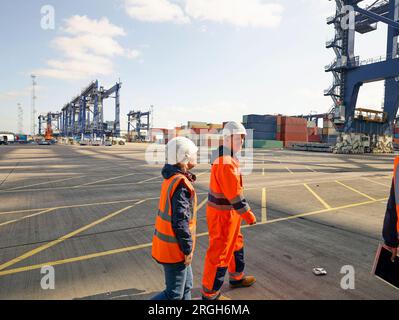 Balades sur les quais au port de Felixstowe, England Banque D'Images