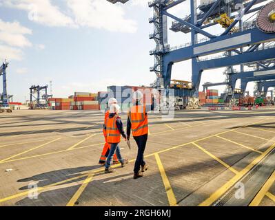 Balades sur les quais au port de Felixstowe, England Banque D'Images