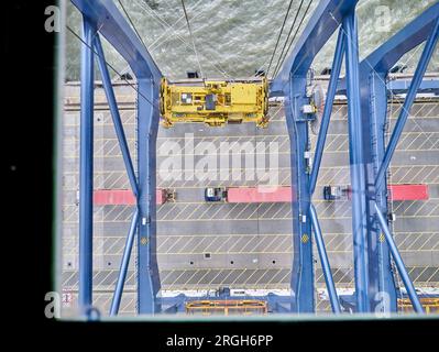 High angle view of crane grabber et camions sur dock Banque D'Images