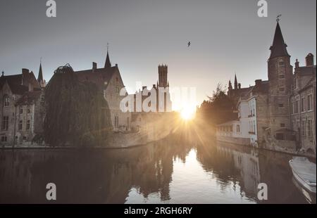 Bâtiments et Canal au coucher du soleil à Bruges, Belgique Banque D'Images