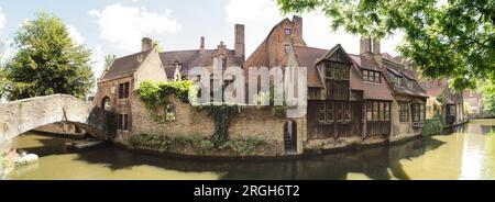 Par Canal en bâtiments Ponts, Belgique Banque D'Images