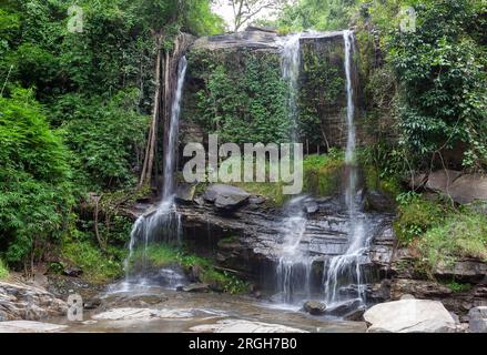 Cascade Mae sa Pok. Incroyable cascade dans la province de Chiang Mai. Nature du nord de la Thaïlande. Banque D'Images