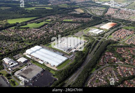 Vue aérienne depuis le nord-est de l'industrie, y compris Rolls Royce, BAE Systems et Makro le long de l'autoroute A195 Western Highway à Washington, Tyne & Wear Banque D'Images