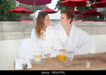 Young couple wearing peignoirs au beach de Ko Samui, Thaïlande Banque D'Images