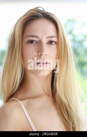 Portrait d'une femme blonde avec une expression neutre. Banque D'Images