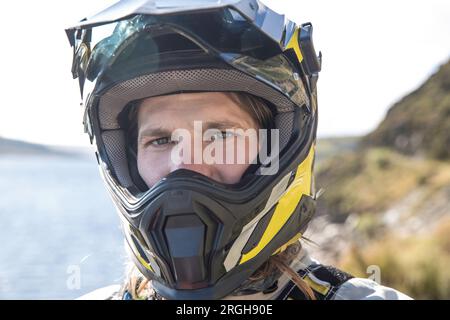 Portrait de jeune homme portant un casque de moto Banque D'Images