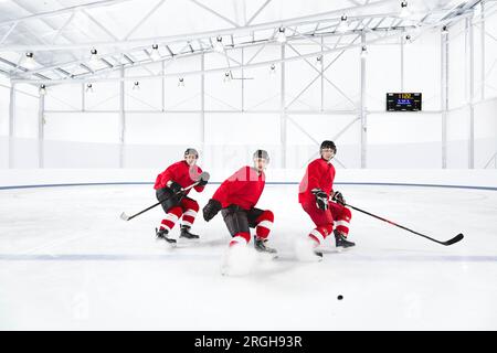 Les joueurs de hockey sur glace Patinage artistique dans l'uniforme rouge Banque D'Images