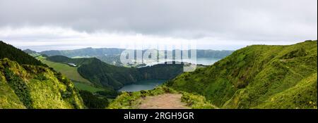 Vue panoramique des Twin Lakes de Sete Cidades depuis le point de vue de Boca do Inferno sur l'île de Sao Miguel, Açores, Portugal Banque D'Images