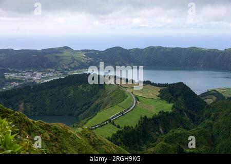 Vue du paysage de la lagune de Sete Cidades depuis le point de vue de Boca do Inferno sur l'île de Sao Miguel, Açores, Portugal Banque D'Images