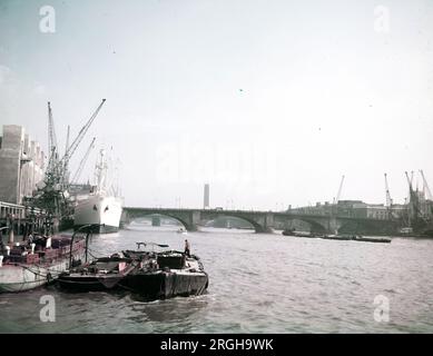 Circa 1955, Londres, Angleterre, Royaume-Uni : pont de Londres sur la Tamise. Le pont de Londres de 1831 est le dernier projet de l'ingénieur John Rennie et a été achevé par son fils, John Rennie. En 1962, il n'était pas assez robuste pour supporter l'augmentation de la charge de trafic ; le pont a été vendu par la ville de Londres en avril 1968 pour faire place à son remplacement. London Bridge est maintenant un pont situé à Lake Havasu City, en Arizona. (Image de crédit : © Keystone USA/ZUMA Press Wire) USAGE ÉDITORIAL SEULEMENT! Non destiné à UN USAGE commercial ! Banque D'Images