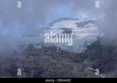 Vue panoramique sur le grand glacier Titlis en Suisse avec ciel bleu, nuages blancs, montagnes enneigées. Banque D'Images