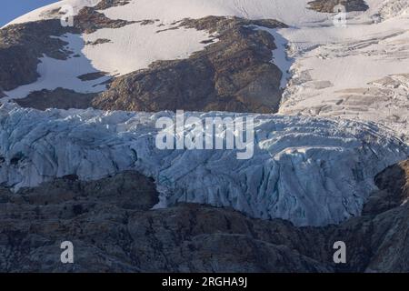 Vue panoramique sur le grand glacier Titlis en Suisse avec ciel bleu, nuages blancs, montagnes enneigées. Banque D'Images