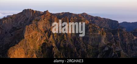 Grand lever de soleil sur le Pico do Arieiro à Madère avec un brouillard épique enveloppant le Ninho da Manta. Banque D'Images