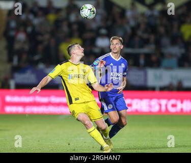 Burton upon Trent, Royaume-Uni. 09 août 2023. Steve Seddon #3 de Burton Albion et Marc Albrighton #11 de Leicester City se battent pour le ballon lors du match de la Carabao Cup Burton Albion vs Leicester City au Pirelli Stadium, Burton upon Trent, Royaume-Uni, le 9 août 2023 (photo Gareth Evans/News Images) à Burton upon Trent, Royaume-Uni le 8/9/2023. (Photo Gareth Evans/News Images/Sipa USA) crédit : SIPA USA/Alamy Live News Banque D'Images