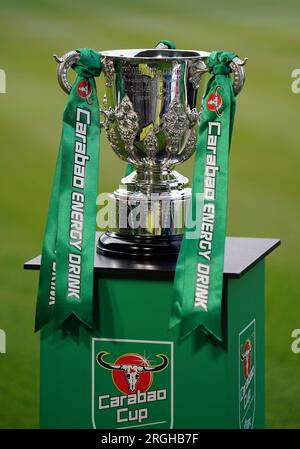 Le trophée exposé avant le match du premier tour de la coupe Carabao au stade Pirelli, Burton. Date de la photo : mercredi 9 août 2023. Banque D'Images