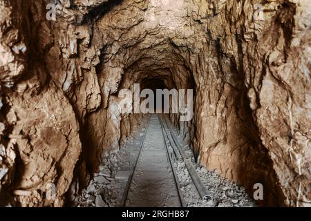 Vue à l'intérieur d'un effrayant tunnel de mine d'or abandonné dans le sud de la Californie. Banque D'Images