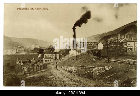 Carte postale originale du début des années 1900 du paysage minier gallois industriel, montrant des cheminées fumantes à Penybont Pit, Abertillery, Monmouth, Galles du Sud, Royaume-Uni vers 1910. Banque D'Images