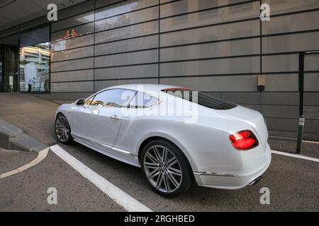 Voiture de luxe blanche Bentley Continental GT à Monaco Banque D'Images