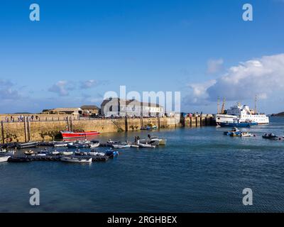 Jetty Harbour Wall, Scillonian Ferry, Hugh Town Harbour, Hugh Town, St Marys, îles Scilly, Cornouailles, Angleterre, Royaume-Uni, GB. Banque D'Images