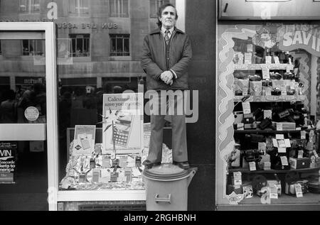 Lord Mayors Show 1970s. La parade annuelle à travers la ville de Londres.Un homme se tient sur une poubelle à l'extérieur d'un magasin pour obtenir une meilleure vue regardant au-dessus de la tête des foules de gens. Angleterre années 1970 1976. HOMER SYKES Banque D'Images