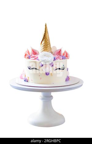 Magnifique gâteau de licorne avec corne de gaufre dorée, cils et fromage crémeurisisolé sur fond blanc Banque D'Images