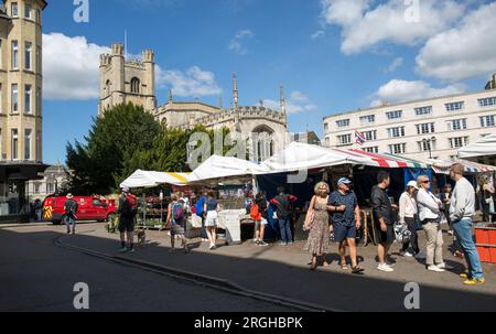 Market place et St Mary's Church Cambridge Cambridgeshire Banque D'Images