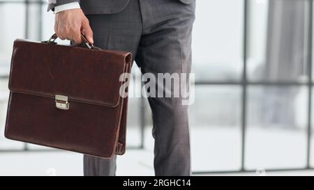 homme d'affaires moderne avec mallette dans le bureau moderne Banque D'Images