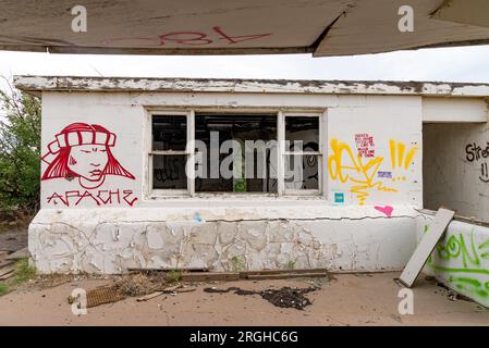 Twin Arrows, AZ est une ville abandonnée le long d'une portion désolée de la route 66 Banque D'Images