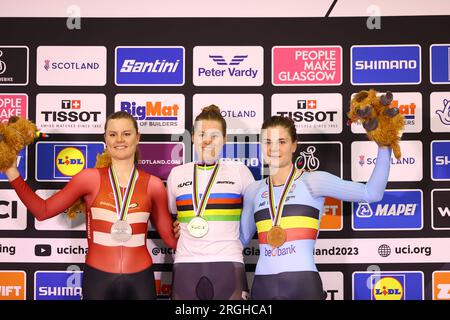 Glasgow, Royaume-Uni. 09 août 2023. La danoise Amalie Dideriksen, Jennifer Valente des États-Unis et la belge Lotte Kopecky photographiées sur le podium de l'événement Women Elite Omnium aux Championnats du monde de cyclisme UCI, à Glasgow, en Écosse, le mercredi 09 août 2023. UCI organise les mondes avec toutes les disciplines cyclistes, cyclisme sur route, cyclisme en salle, VTT, course BMX, paracyclisme sur route et paracyclisme intérieur, à Glasgow du 03 au 13 août. BELGA PHOTO DAVID PINTENS crédit : Belga News Agency/Alamy Live News Banque D'Images
