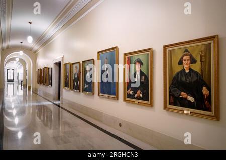 Winnipeg, Manitoba, Canada - 11 21 2014 : partie de l'intérieur de l'édifice de l'Assemblée législative du Manitoba avec galerie de portraits des conférenciers située sur le Banque D'Images