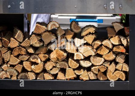 Pile de bûches de bois à côté du gril dans le restaurant Banque D'Images