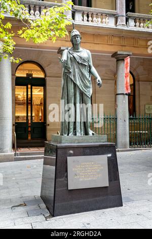 Statue en bronze d'Athéna, déesse grecque de la guerre présentée par Atehns lors des Jeux Olympiques de Sydney à Sydney, Australie, le 7 janvier 2023 Banque D'Images