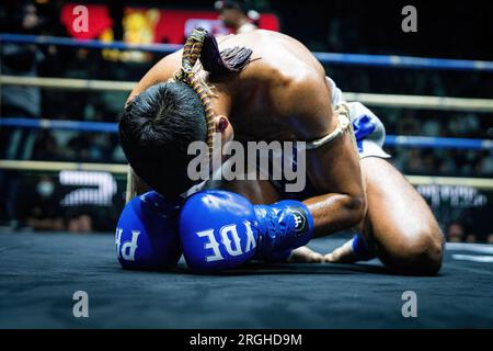 Bangkok, Thaïlande. 09 août 2023. Un combattant thaïlandais Muay Thai participe à une bénédiction du ring avant le match de boxe. Soirée de combat traditionnelle Muay Thai au stade Rajadamnern à Bangkok, Thaïlande, le 9 août 2023. Crédit : SOPA Images Limited/Alamy Live News Banque D'Images