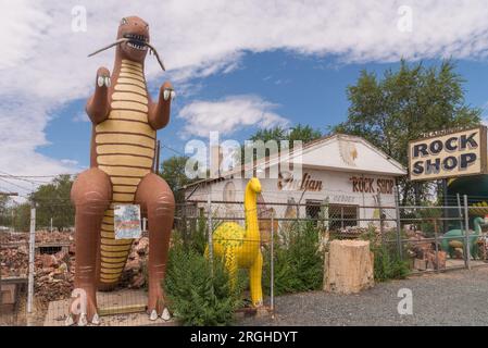 Le célèbre Rainbow Rock Shop, fermé mais non abandonné, à Holbrook, AZ, abrite plusieurs dinosaures. Banque D'Images