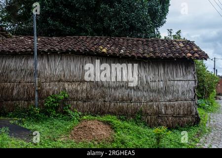 Aratuipe, Bahia, Brésil - 31 août 2018 : Maison en paille pour la fabrication de pièces en céramique, à Maragogipinho, Bahia. Brésil Banque D'Images