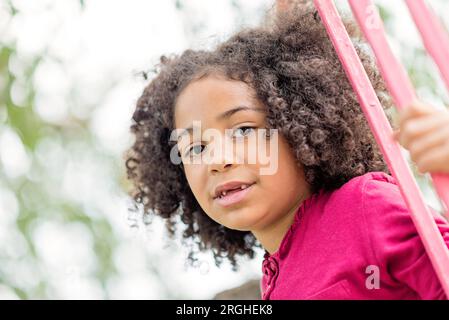 Portrait de fille heureuse, enfant souriant avec des larmes dans les yeux, enfant afro-américain heureux Banque D'Images