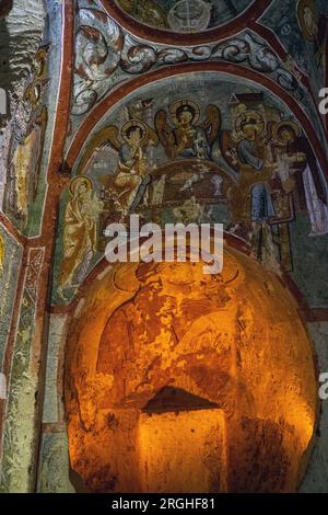 Cappadoce, Turquie - 13 septembre 2021 : peintures religieuses sur des murs sculptés dans une grotte Cappadoce, Turquie Banque D'Images