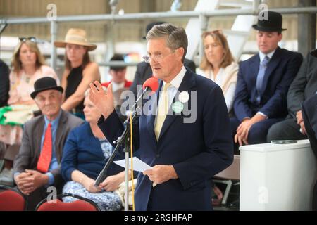 Sir Philip Naylor-Leyland participe à l'exposition de chiens de la Royal Foxhound Show Society de Peterborough au East of England Showground, Peterborough. Image prise le 19-7-2023 Banque D'Images